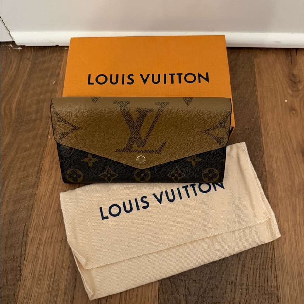 AUTHENTIC Louis Vuitton Reverse Monogram Giant Sarah Wallet
